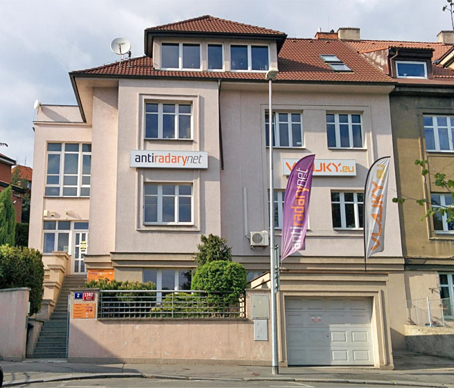 Moderní venkovní reklama v podobě vlajky na stožáru