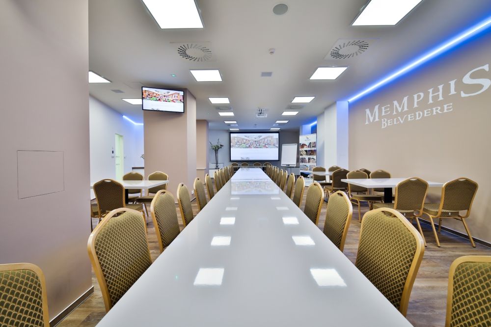 Před pořádáním konference je třeba dlouhou dobu předem zajistit vhodné prostory