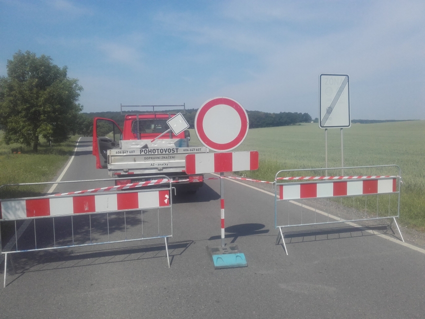 Jak se instaluje dopravní značení pro dočasné uzavírky?