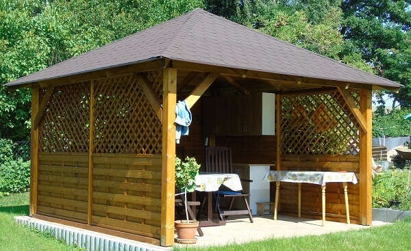Proč je dřevěný altán na zahradu ideální volbou? Zvýší hodnotu nemovitosti, a nejen to